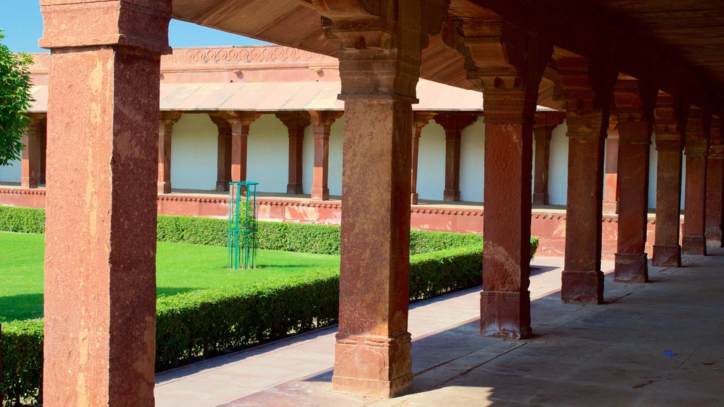 Fatehpur-Sikrî mettant en vedette un jardin et un temple ou un lieu d’adoration