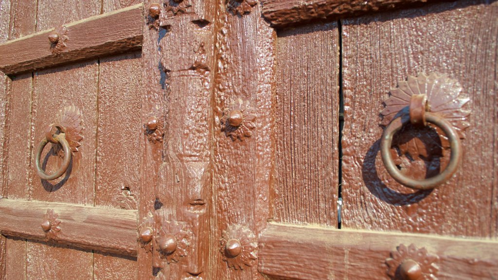 Fatehpur Sikri showing a temple or place of worship