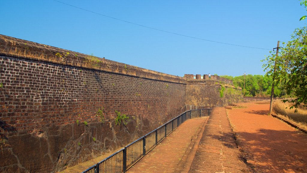 Praia de Candolim – Forte Aguada que inclui um pequeno castelo ou palácio