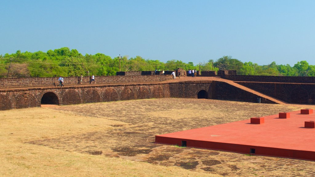 Praia de Candolim – Forte Aguada mostrando um castelo