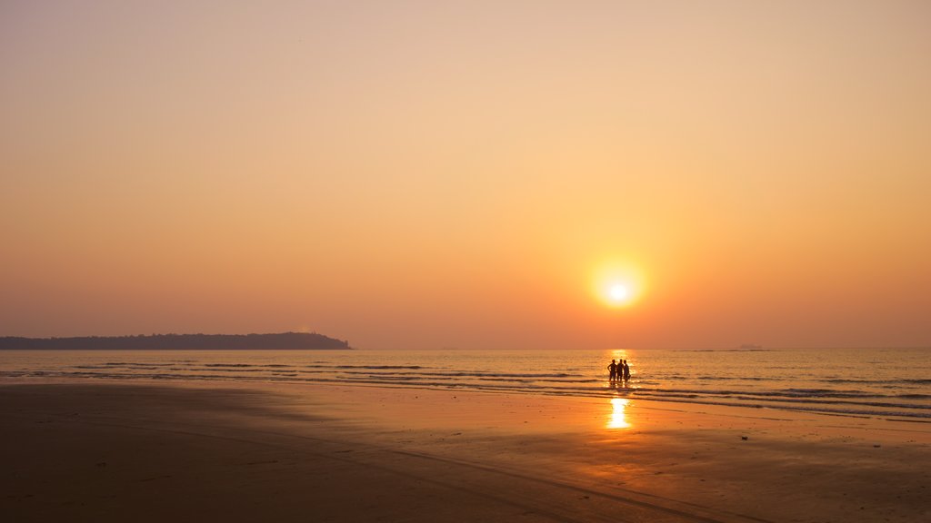 Playa de Miramar que incluye un atardecer, una playa de arena y vista general a la costa