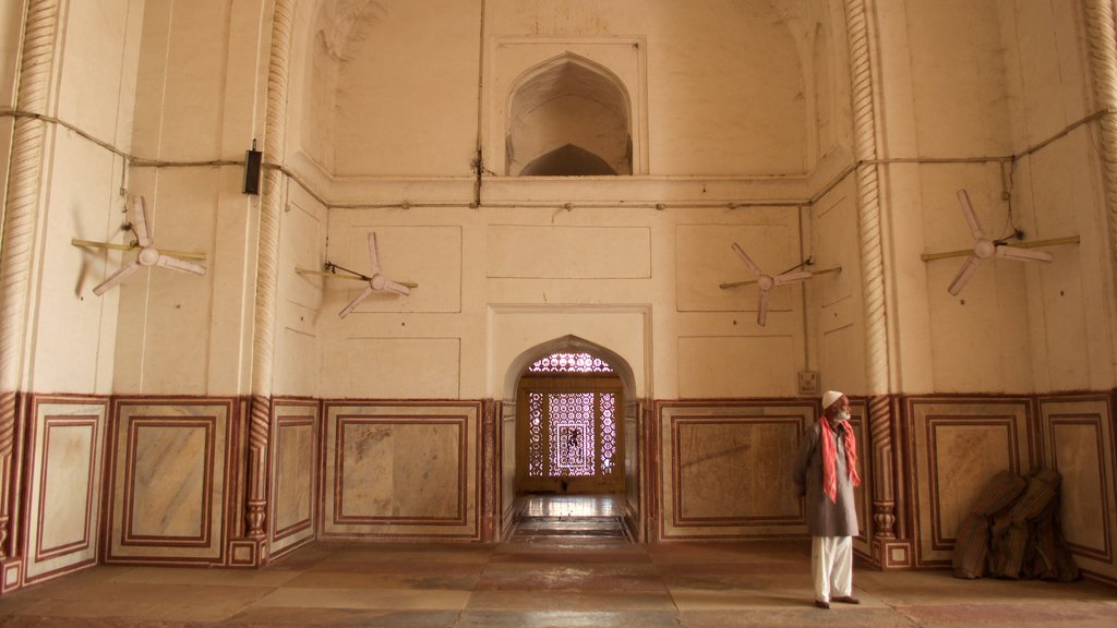 Jami Masjid montrant vues intérieures aussi bien que homme