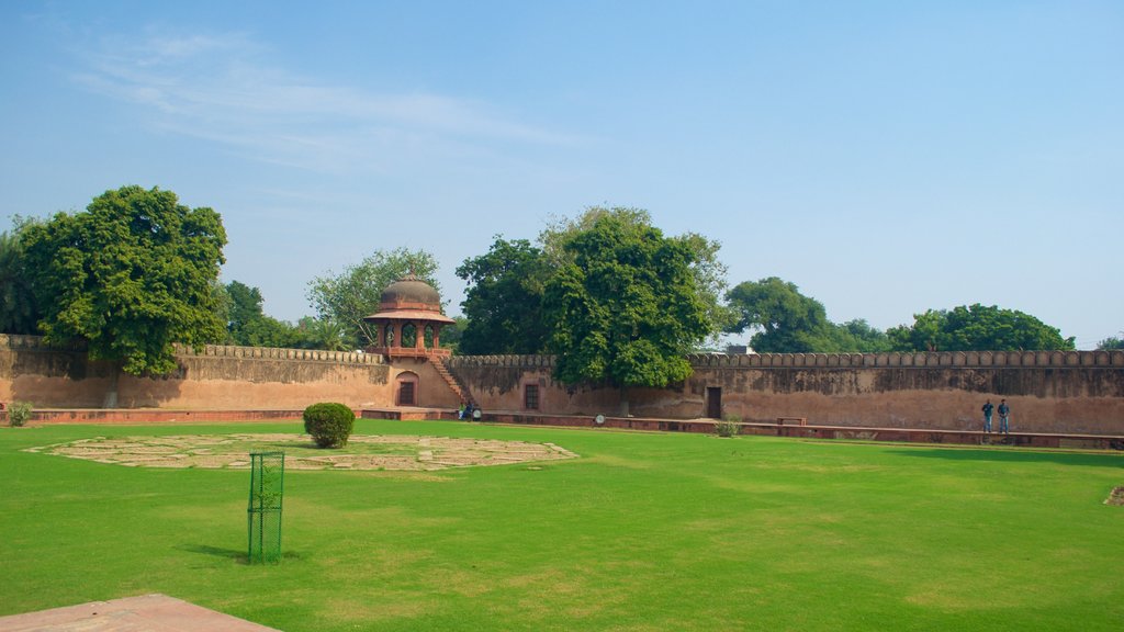 Itmad-ud-Daulah\'s Tomb which includes a monument, heritage elements and a cemetery