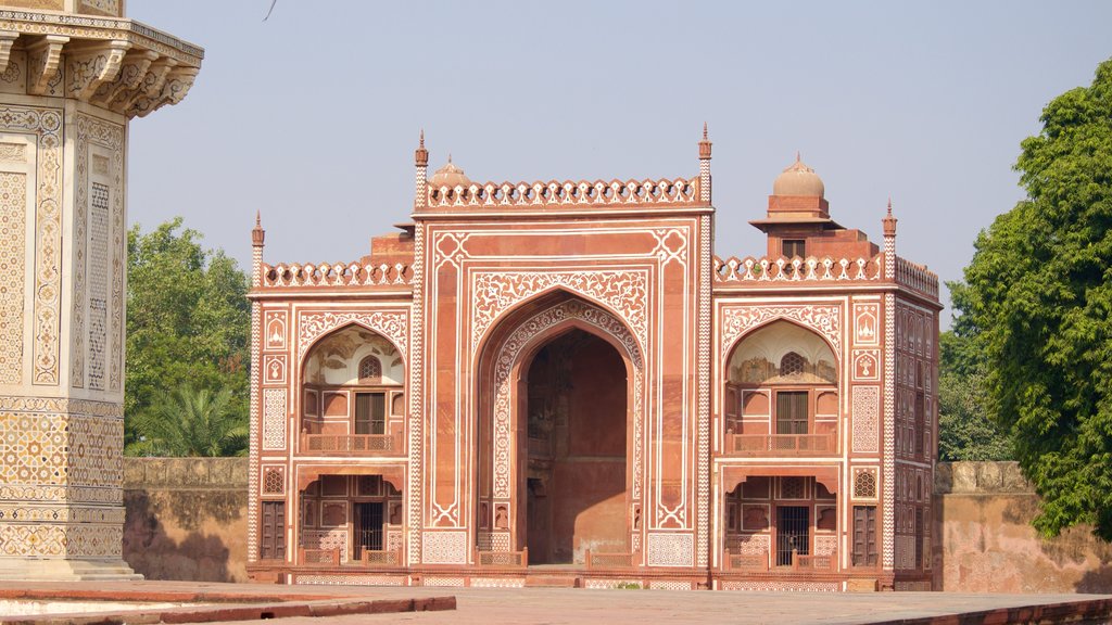 Itmad-ud-Daulah\'s Tomb showing a monument, heritage elements and a cemetery