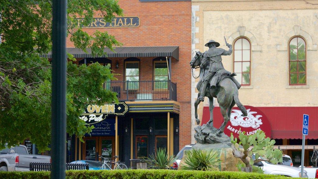 San Marcos ofreciendo una estatua o escultura