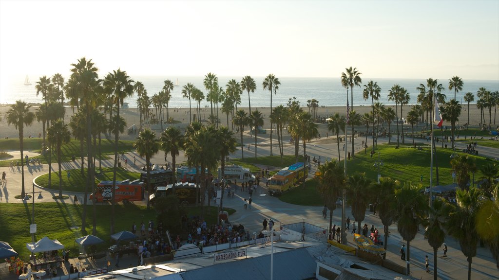 Playa de Venice mostrando una plaza y vista general a la costa