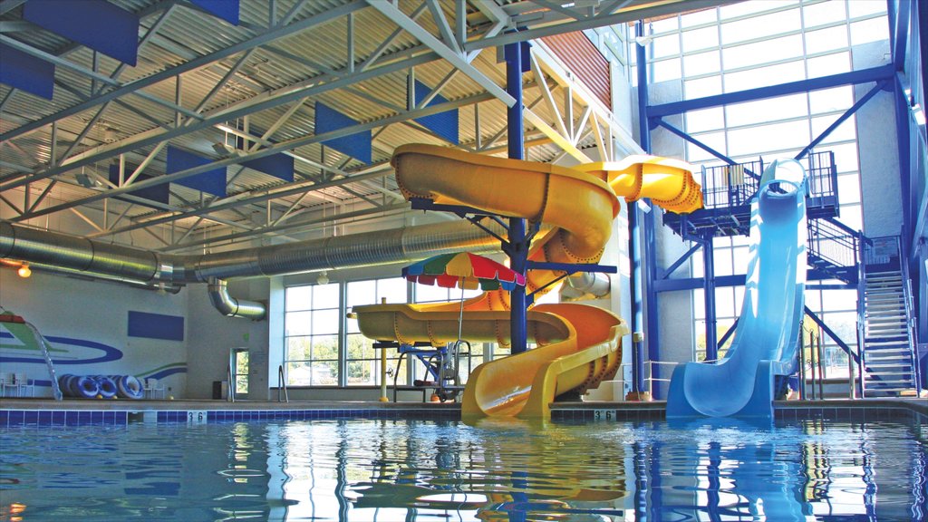 Casper que inclui um parque aquático, uma piscina e vistas internas