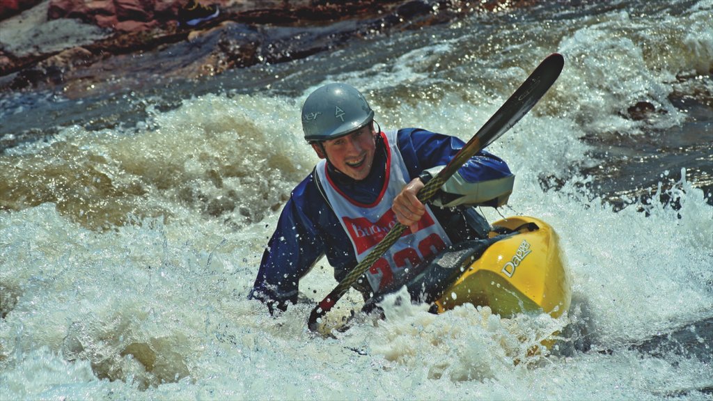 Casper mostrando kayak o canoa y rápidos y también un hombre