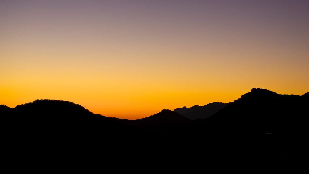 Malibú ofreciendo montañas y una puesta de sol