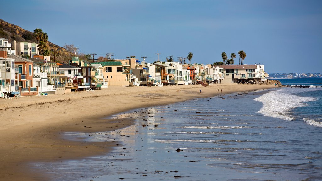 Malibú ofreciendo vistas de una costa, una playa de arena y una localidad costera