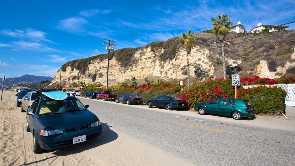 Malibu mettant en vedette montagnes et plage de sable