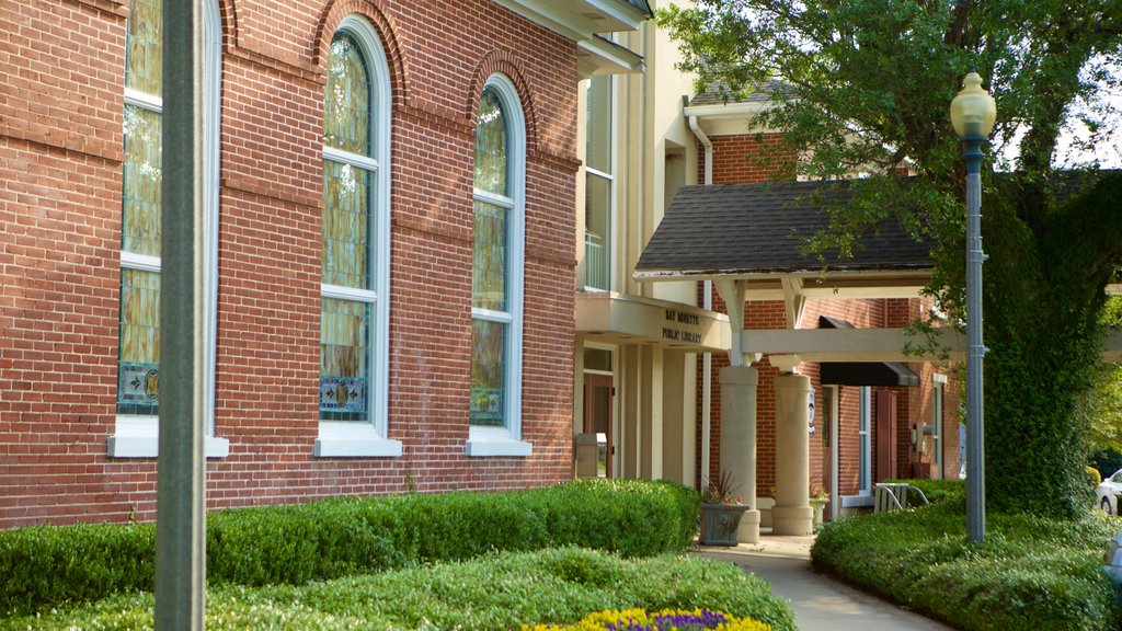 Bay Minette showing a house