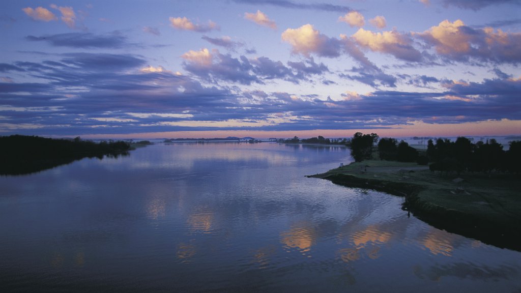 Forster mostrando un atardecer y un río o arroyo