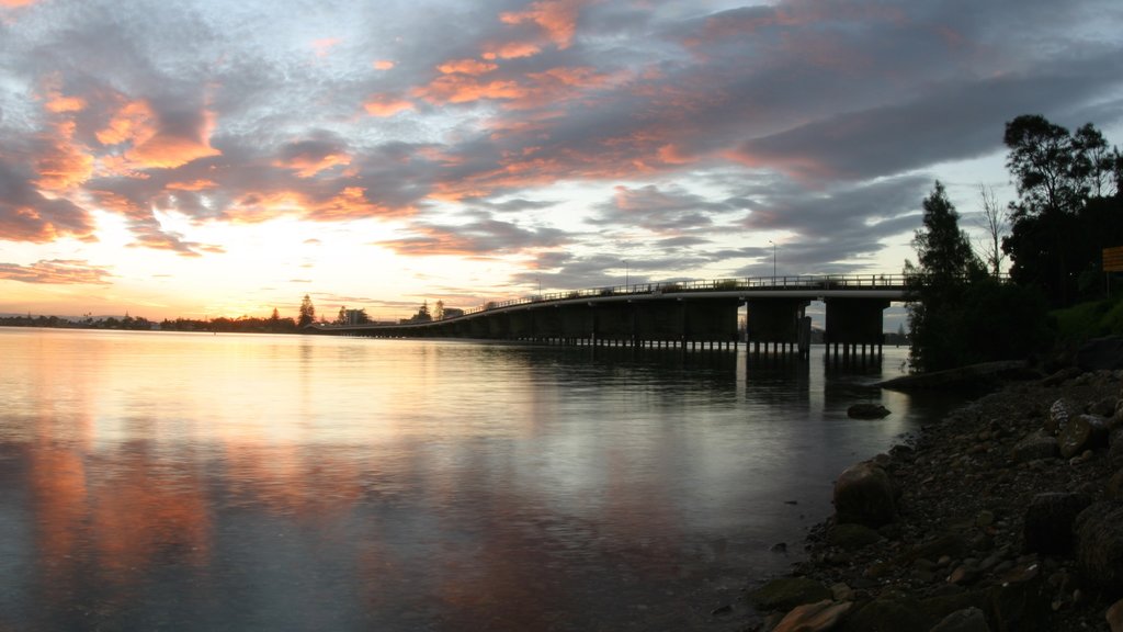 Forster som viser bro, elv eller bekk og solnedgang