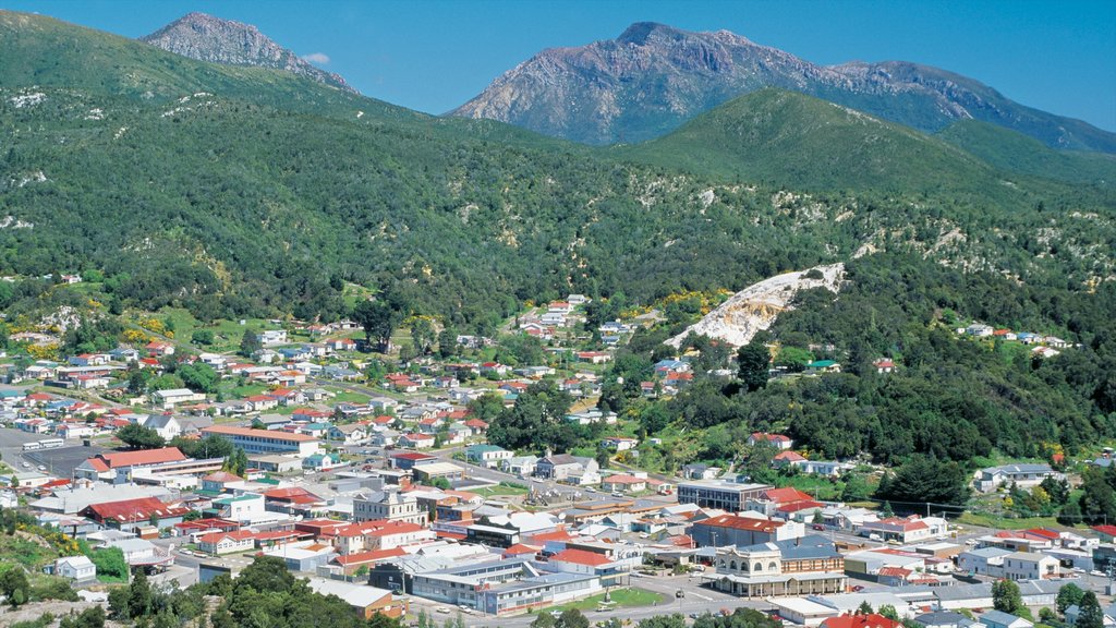 Queenstown mostrando una pequeña ciudad o aldea y montañas