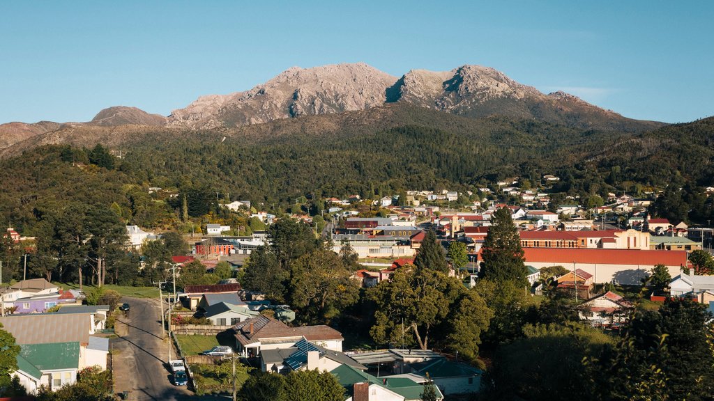 Queenstown que incluye una pequeña ciudad o pueblo y montañas