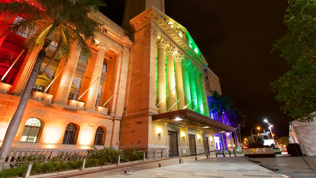 Câmara Municipal de Brisbane caracterizando arquitetura de patrimônio, elementos de patrimônio e cenas noturnas