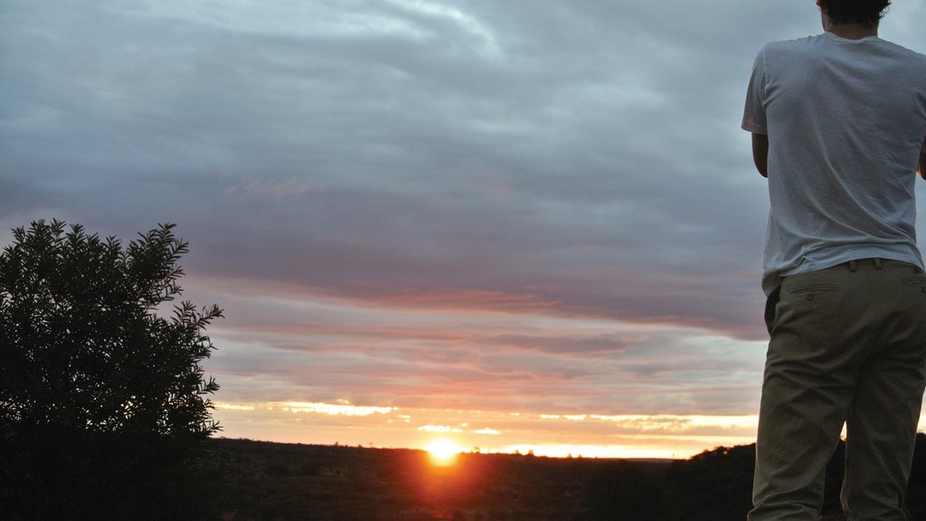 Parque Nacional Uluru-Kata Tjuta mostrando un atardecer y vista al desierto