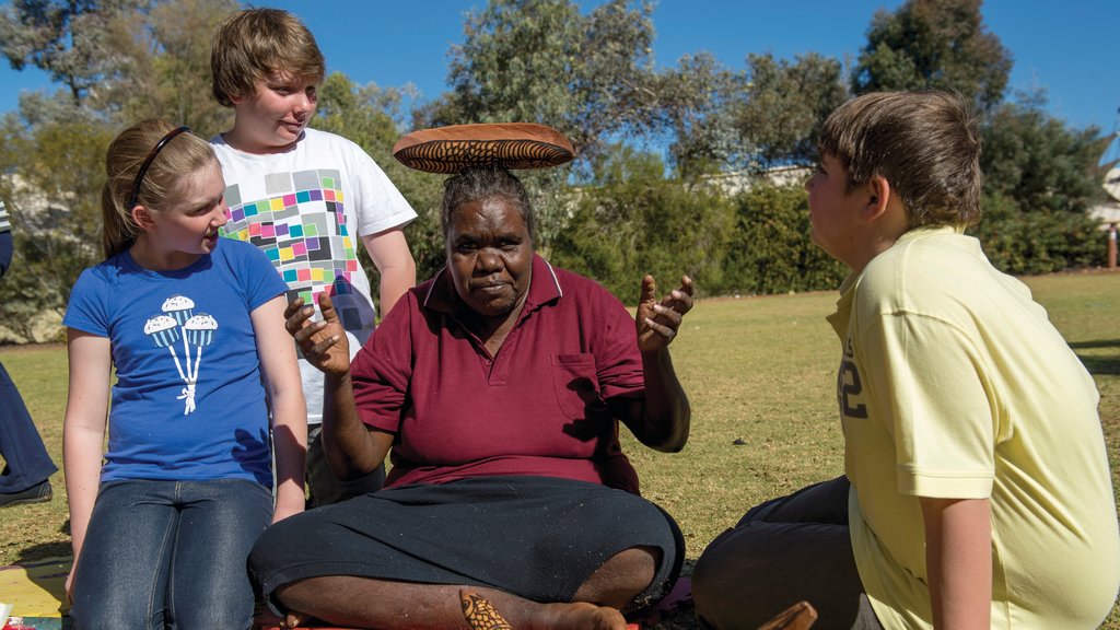 Parque Nacional Uluru-Kata Tjuta mostrando cultura indígena y también un grupo pequeño de personas