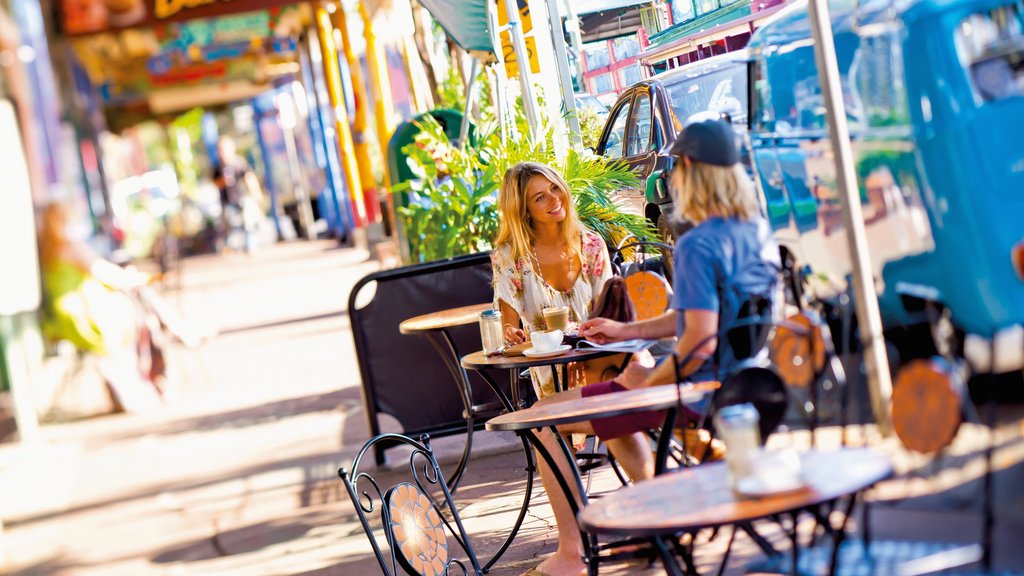 Lismore showing outdoor eating and café lifestyle as well as a couple