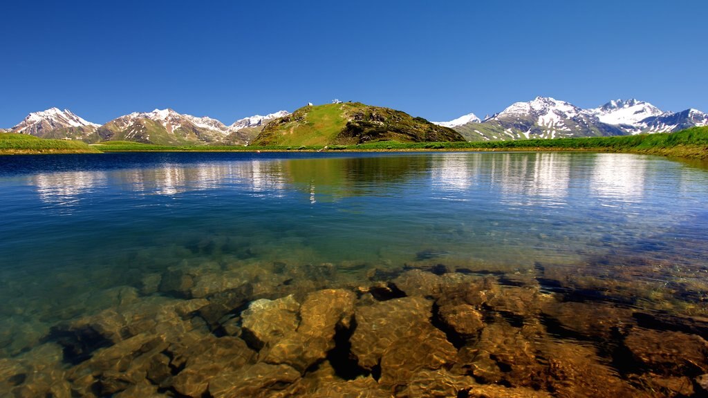 Sankt Anton am Arlberg ofreciendo un lago o espejo de agua