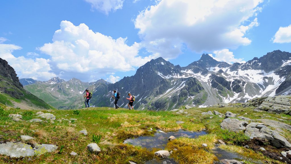 Sankt Anton am Arlberg montrant randonnée ou marche à pied, montagnes et scènes tranquilles