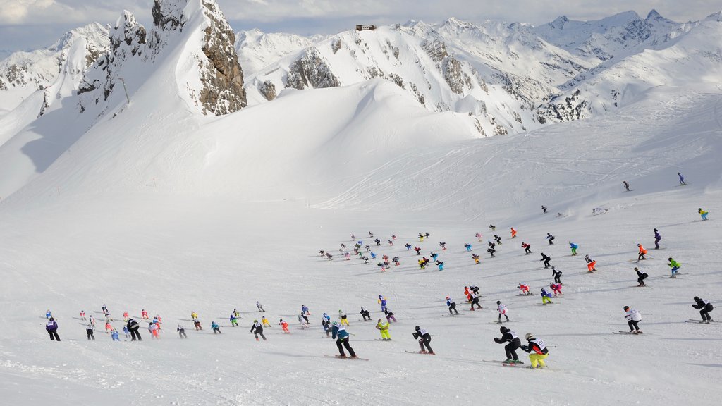 Sankt Anton am Arlberg which includes a sporting event, snow and snow skiing