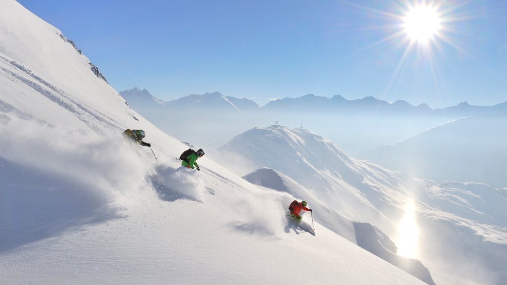 Sankt Anton am Arlberg som inkluderar utförsåkning, berg och snö