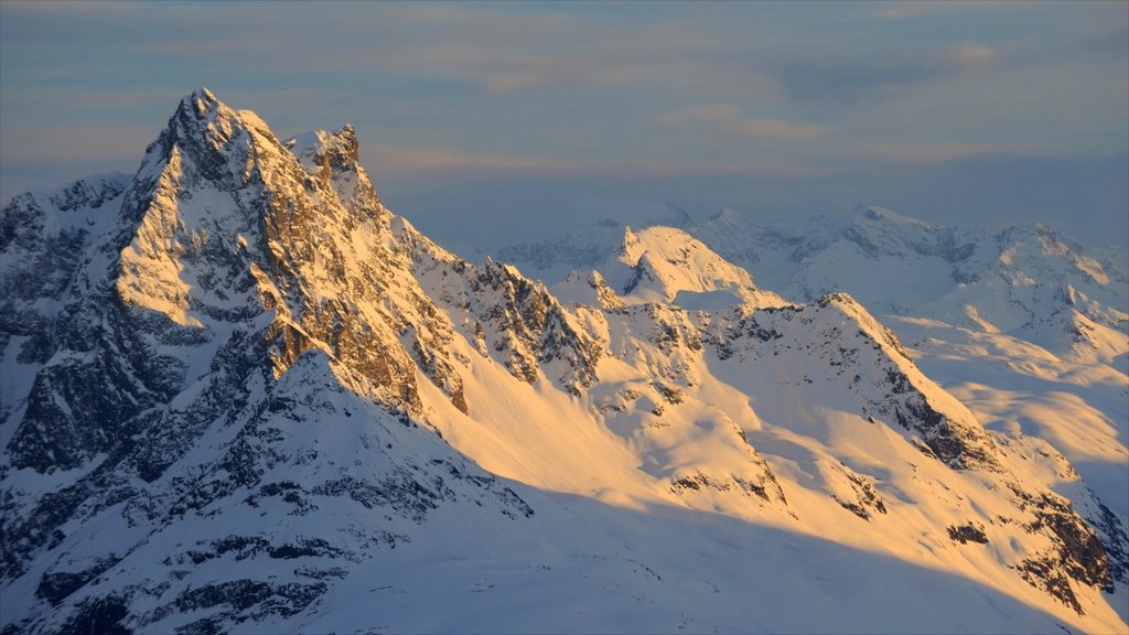 Sankt Anton am Arlberg mostrando montañas, una puesta de sol y nieve