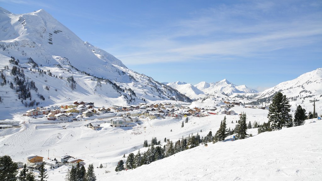 Obertauern caracterizando montanhas, neve e uma cidade pequena ou vila