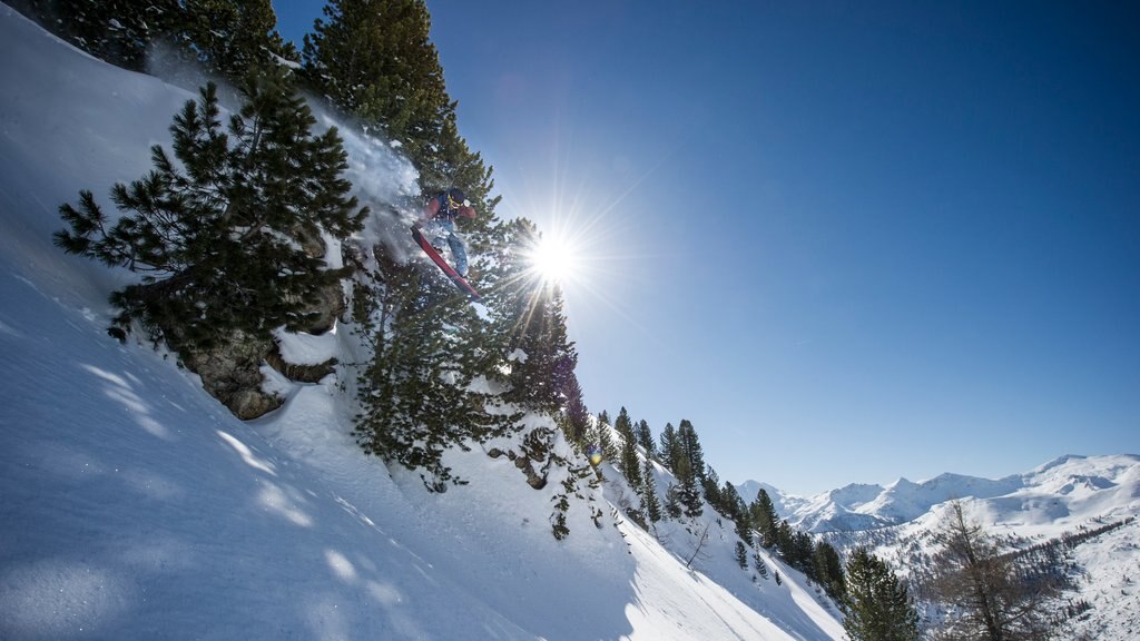 Obertauern showing snow skiing, snow and mountains