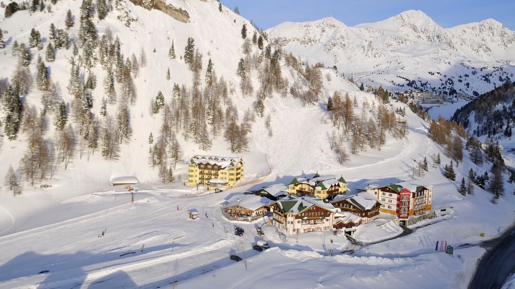 Obertauern inclusief sneeuw, bergen en een klein stadje of dorpje