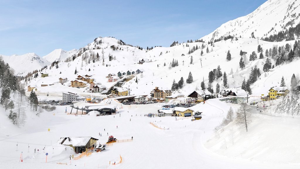 Obertauern caracterizando montanhas, uma cidade pequena ou vila e neve