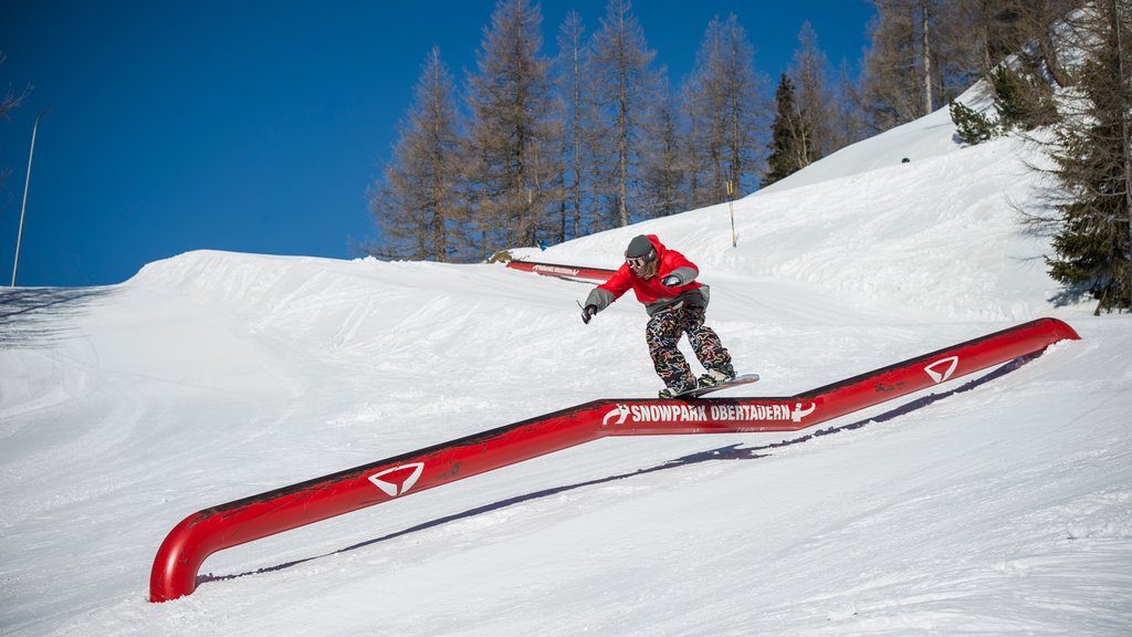 Obertauern johon kuuluu vuoret, lunta ja lumilautailu