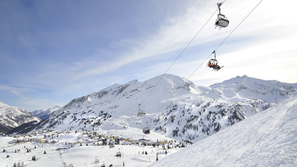 Obertaürn ofreciendo montañas, nieve y una góndola