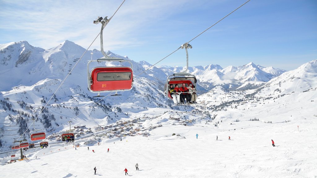 Obertauern toont een gondel, bergen en sneeuw