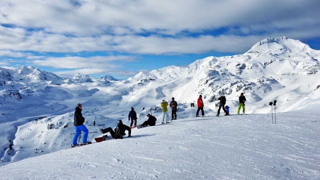 Obertauern which includes snow and mountains as well as a large group of people