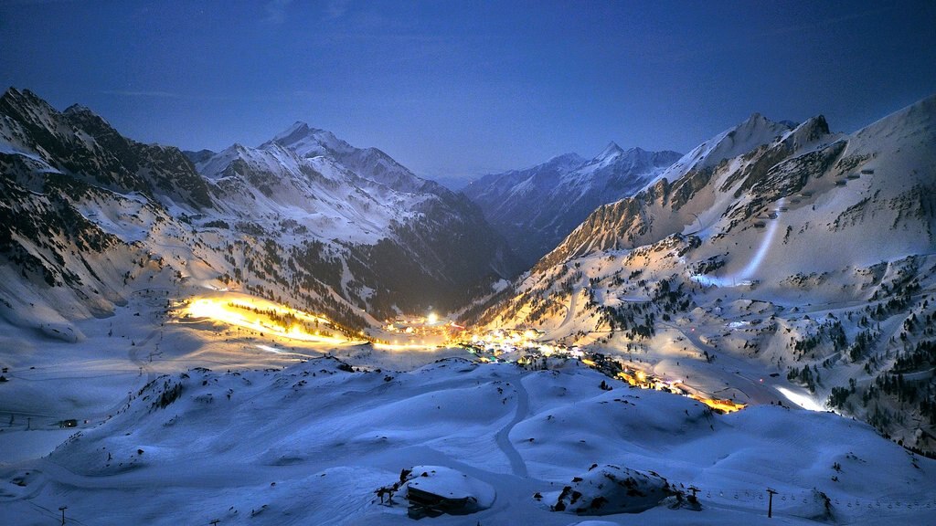 Obertaürn ofreciendo escenas nocturnas, nieve y una pequeña ciudad o pueblo