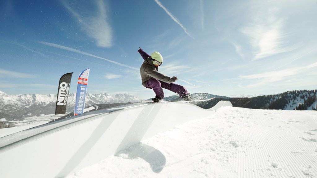 Resort/apartotel de esquí de Saalbach-Hinterglemm ofreciendo snowboard y nieve y también un hombre