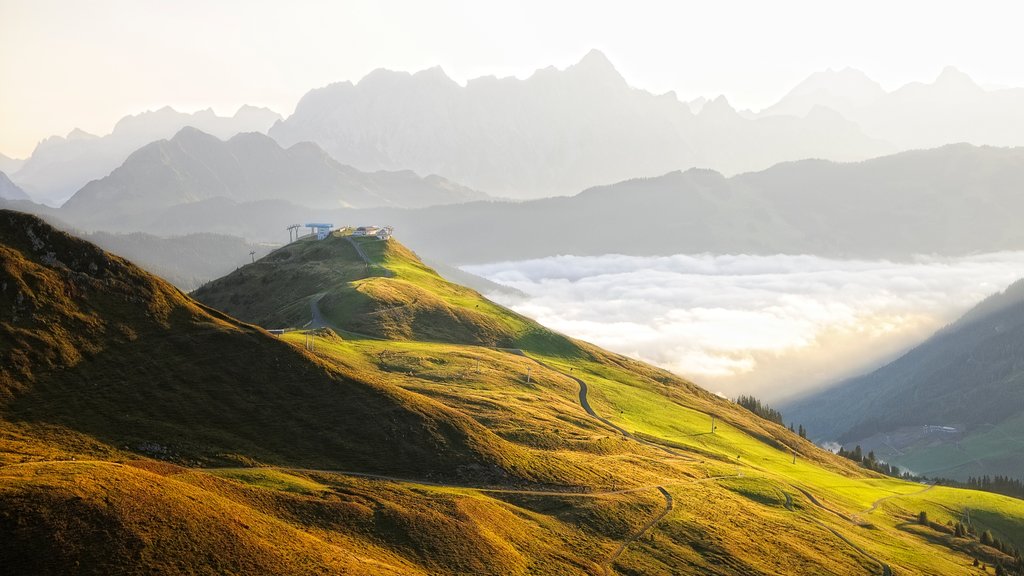 Saalbach-Resor Ski Hinterglemm menunjukkan lahan pertanian dan gunung