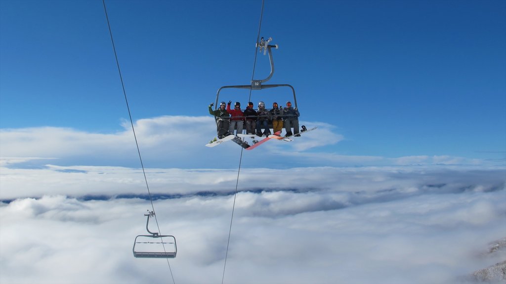 Treble Cone mostrando una góndola y también un pequeño grupo de personas