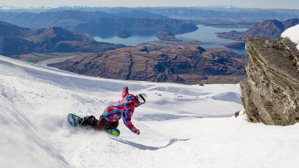 Treble Cone mostrando cenas tranquilas, snowboard e neve