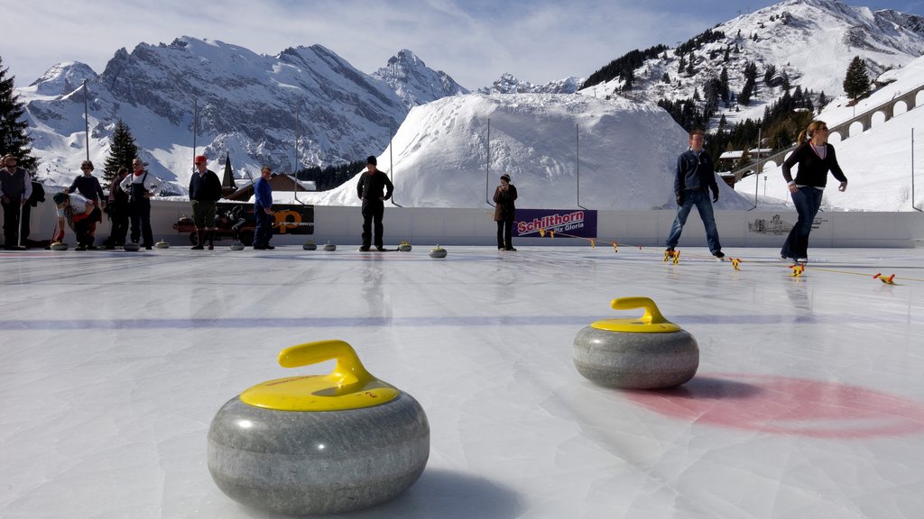 Mürren som inkluderer snø i tillegg til en stor gruppe med mennesker