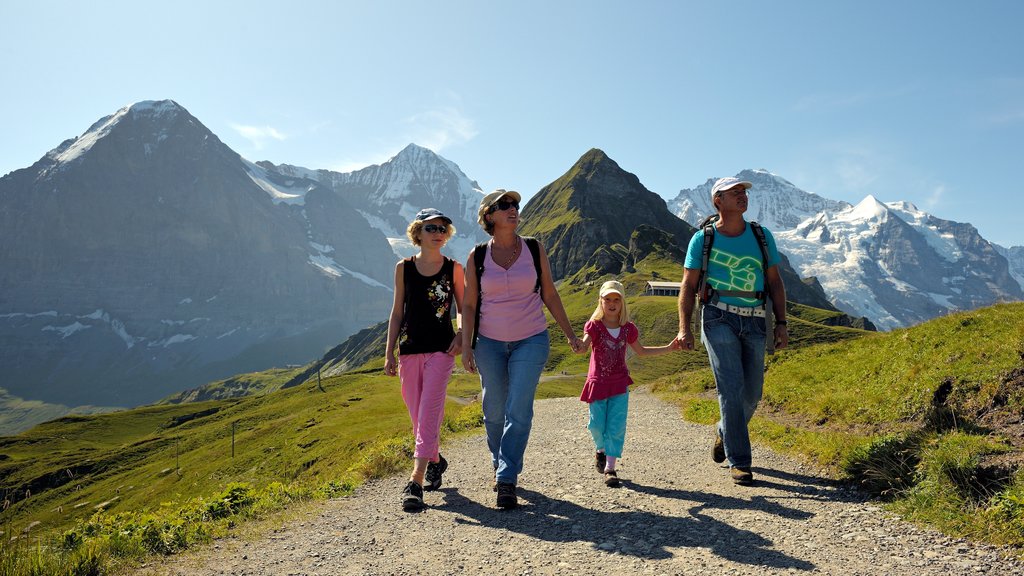 Lauterbrunnen som viser vandring eller fottur og rolig landskap i tillegg til familie