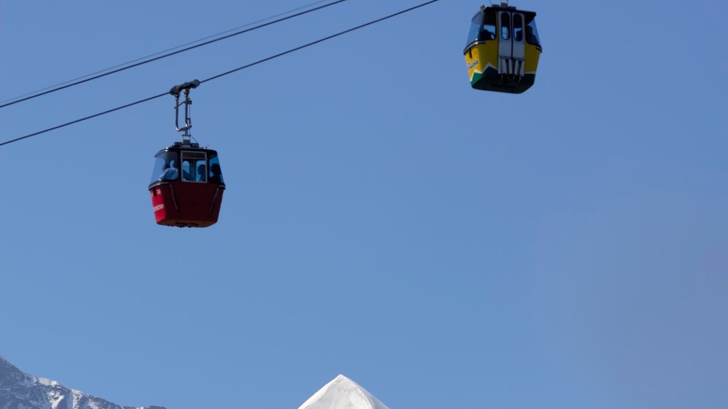 Lauterbrunnen featuring a gondola