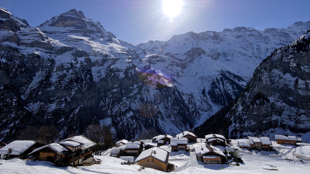 Alpes Berneses que inclui neve, uma cidade pequena ou vila e montanhas