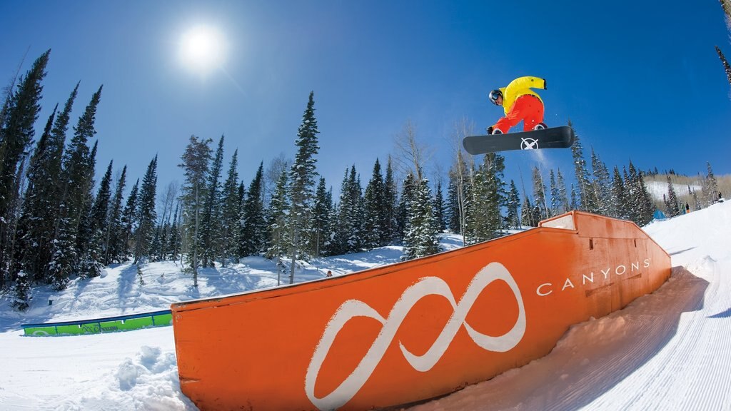 Canyons Resort showing snow and snowboarding