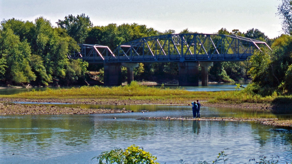 Pocahontas montrant un pont et une rivière ou un ruisseau aussi bien que un couple