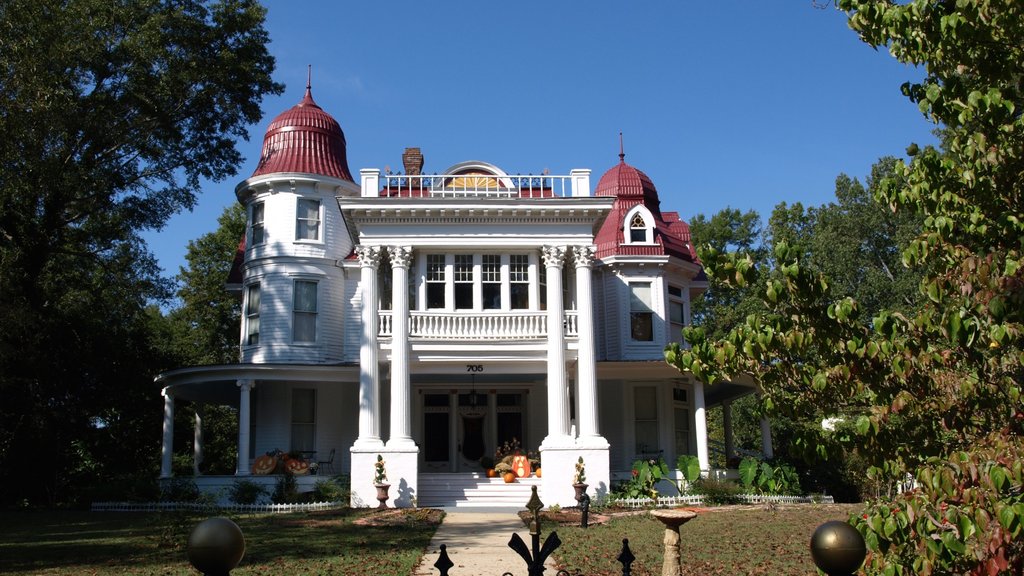 Monticello which includes a house and heritage architecture