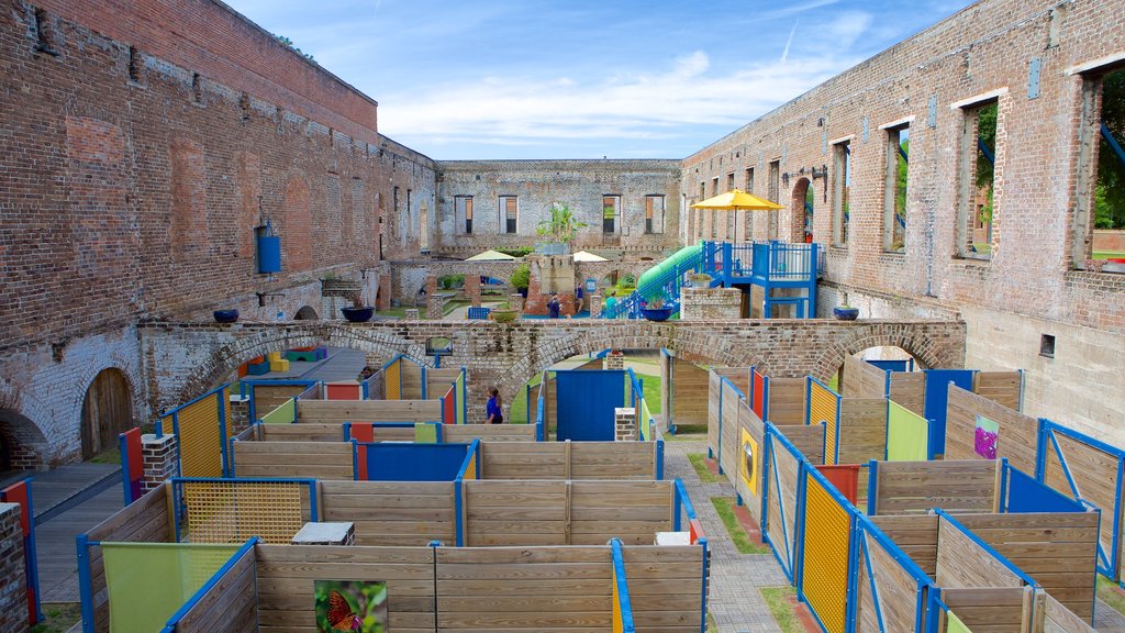 Museo de los niños de Savannah ofreciendo patrimonio de arquitectura y un parque infantil